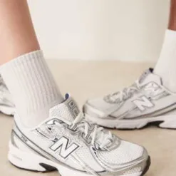 New Balance 740 trainers in navy and white